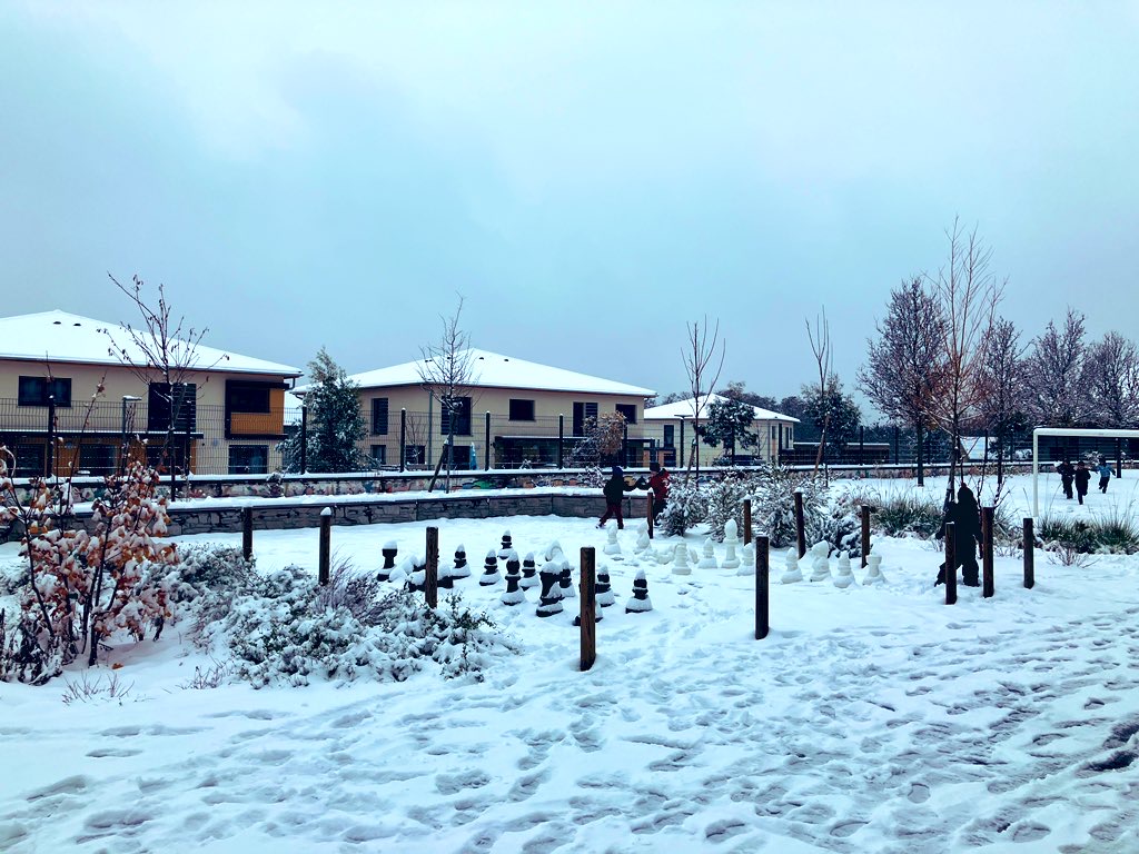 La cour de l'école élémentaire Chantemerle sous la neige, échiquier géant