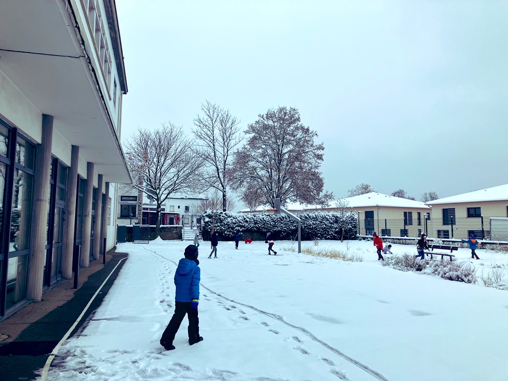 La cour de l'école élémentaire Chantemerle sous la neige