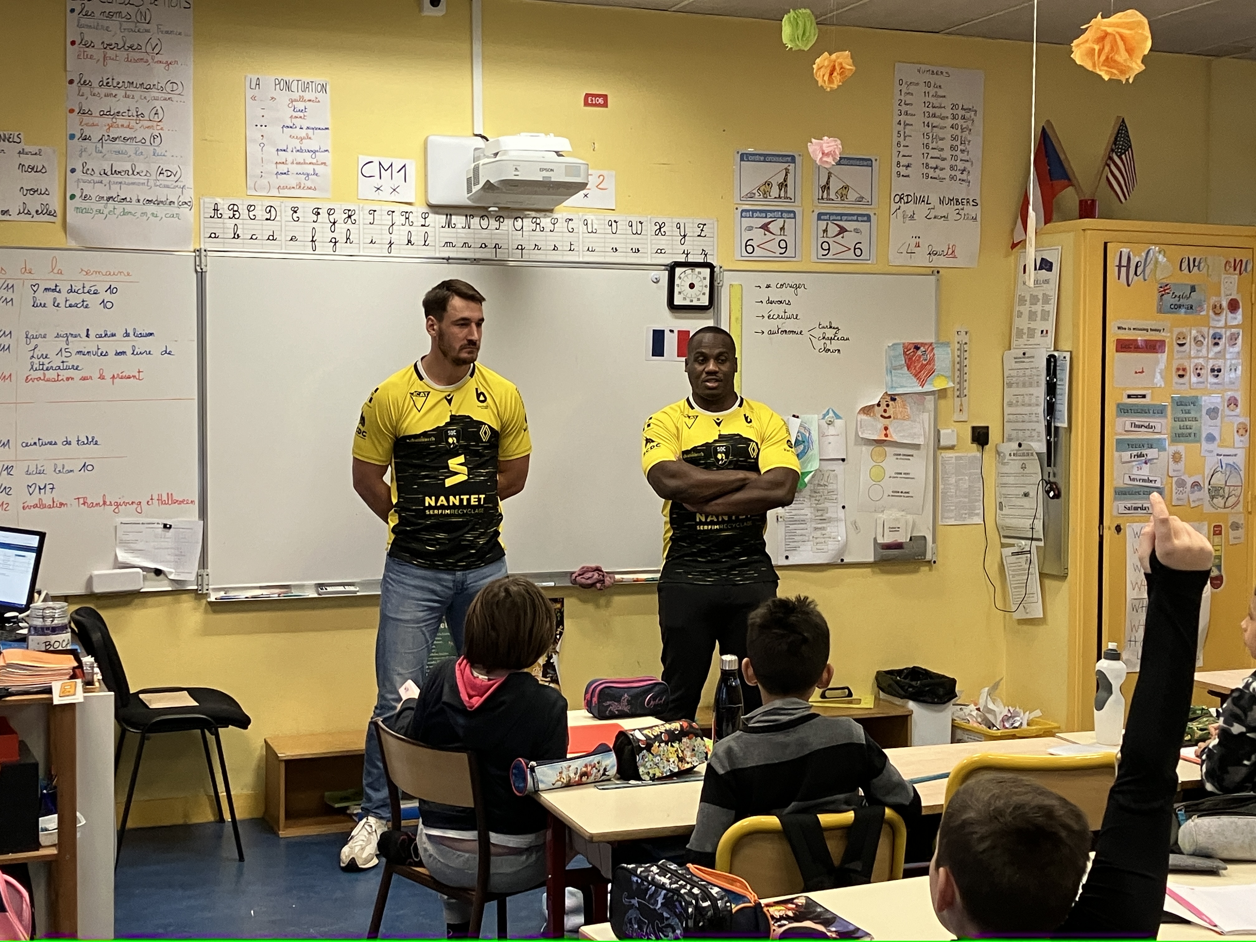 2 joueurs de rugby du SOC à l'école élémentaire Chantemerle de Chambéry