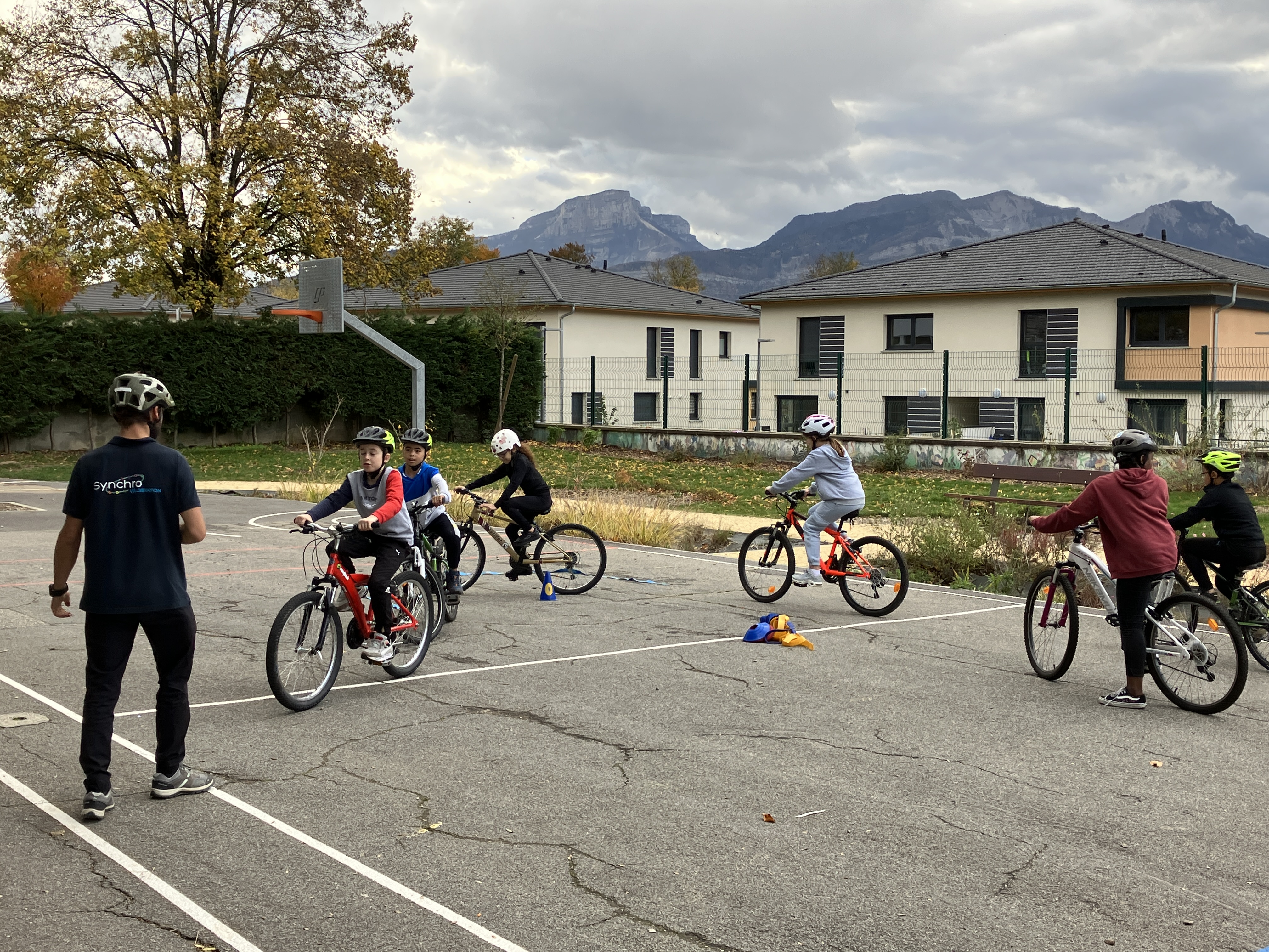 les élèves avec l'intervenant de l'agence éco-mobilité à l'école élémentaire Chantemerle