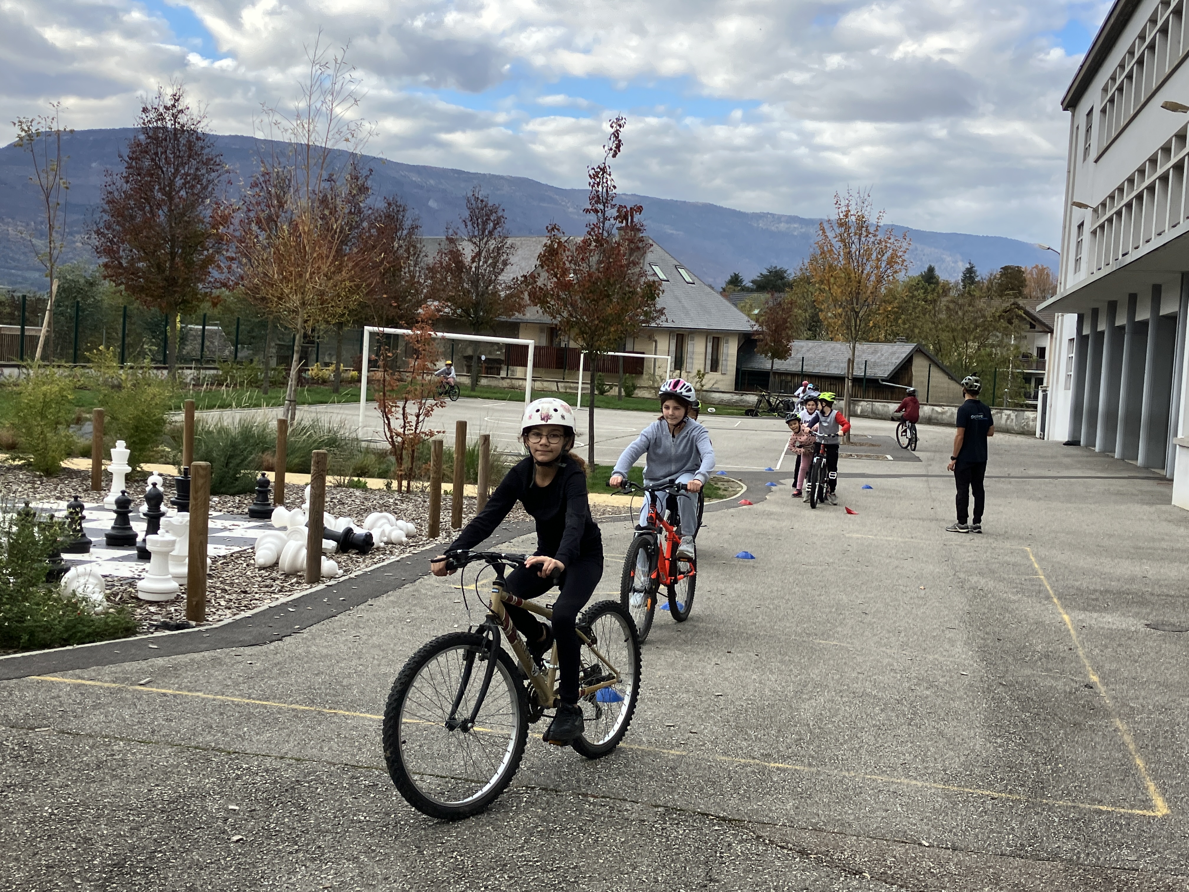 séance autour du vélo dans la cour de l'école élémentaire Chantemerle à Chambéry